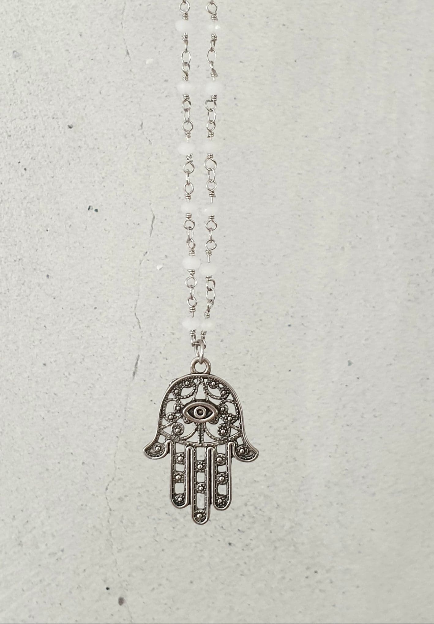 Hvid rosary kæde med hamsa hånd